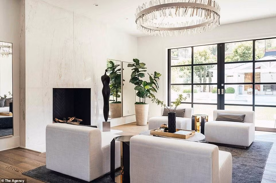 Một phòng khách khác đi kèm với lò sưởi.