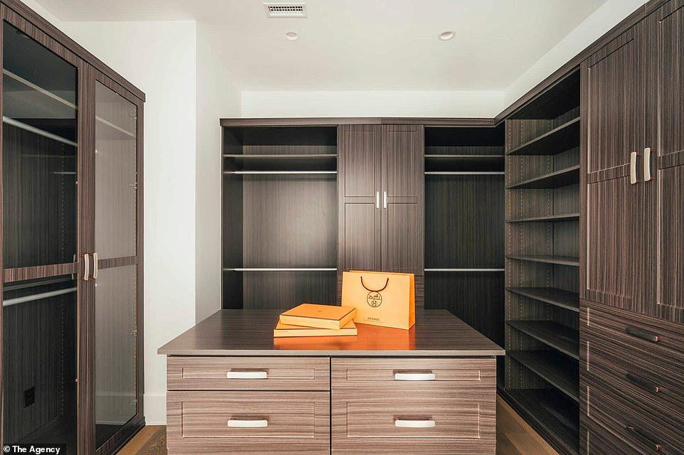 Khu vực còn lại là các tủ gỗ nâu không có cửa. Khu vực còn lại là các tủ gỗ nâu không có cửa.