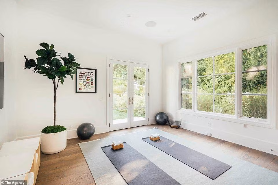 Phòng tập yoga nhỏ có view vườn và cửa kiểu Pháp dẫn ra sân sau