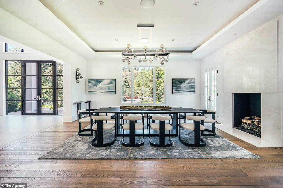 Khu nhà ăn rộng rãi có lò sưởi, bàn ăn đủ chỗ cho 10 người. Khu nhà ăn rộng rãi có lò sưởi, bàn ăn đủ chỗ cho 10 người.