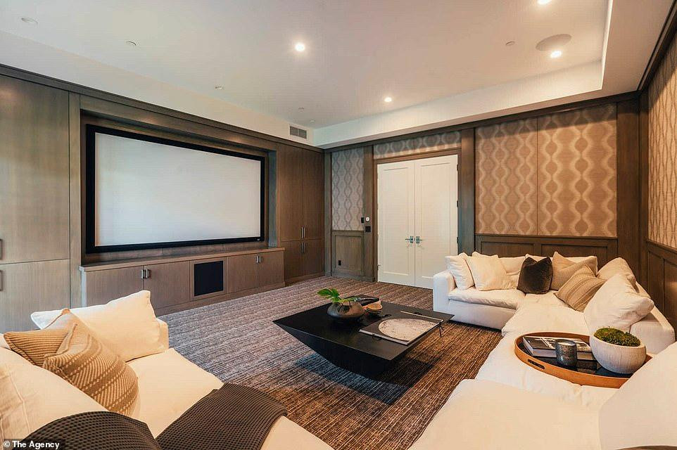 Bên trong còn có một phòng chiếu phim lớn với một chiếc ghế dài màu trắng, lớn và được tích hợp sẵn màn hình máy chiếu. Bên trong còn có một phòng chiếu phim lớn với một chiếc ghế dài màu trắng, lớn và được tích hợp sẵn màn hình máy chiếu.