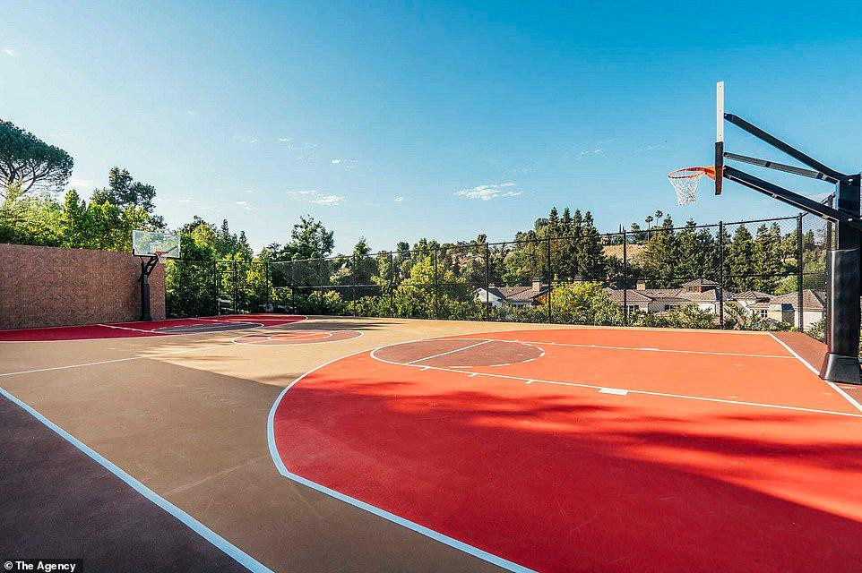 Sân bóng rổ kích thước chuẩn nằm ở rìa của khu nhà nhìn ra khu vực lân cận. Sân bóng rổ kích thước chuẩn nằm ở rìa của khu nhà nhìn ra khu vực lân cận.
