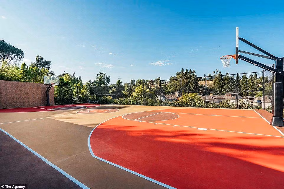 Sân bóng rổ kích thước chuẩn nằm ở rìa của khu nhà nhìn ra khu vực lân cận.