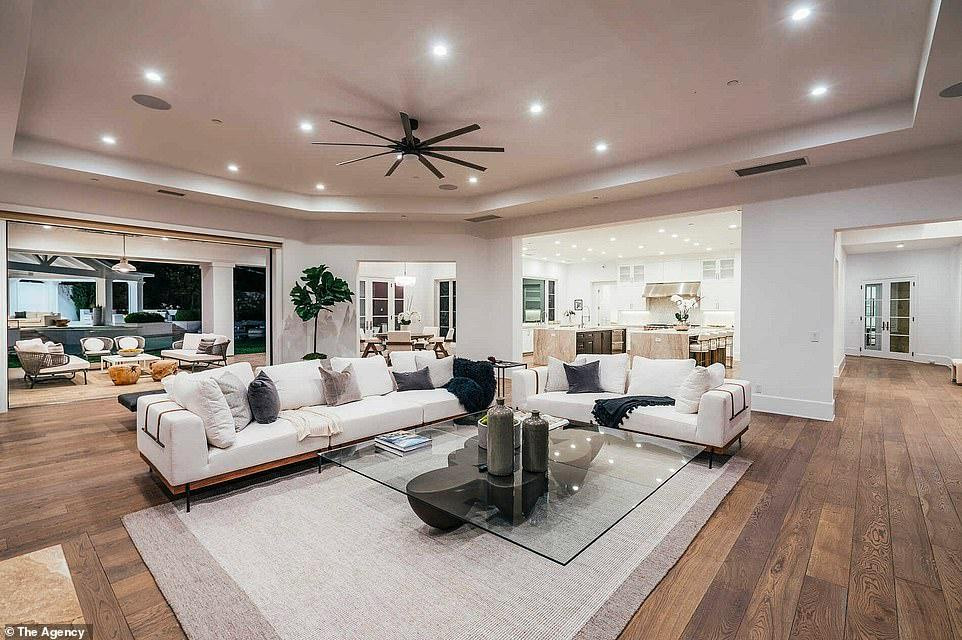 Nội thất của biệt thự có tông chủ đạo đen - trắng. Nội thất của biệt thự có tông chủ đạo đen - trắng.