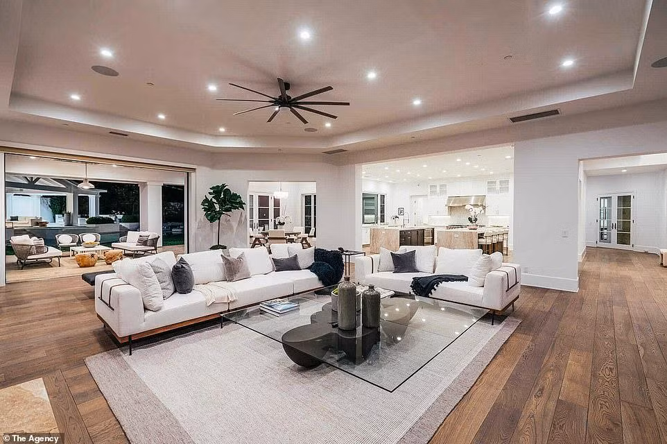 Nội thất của biệt thự có tông chủ đạo đen - trắng.