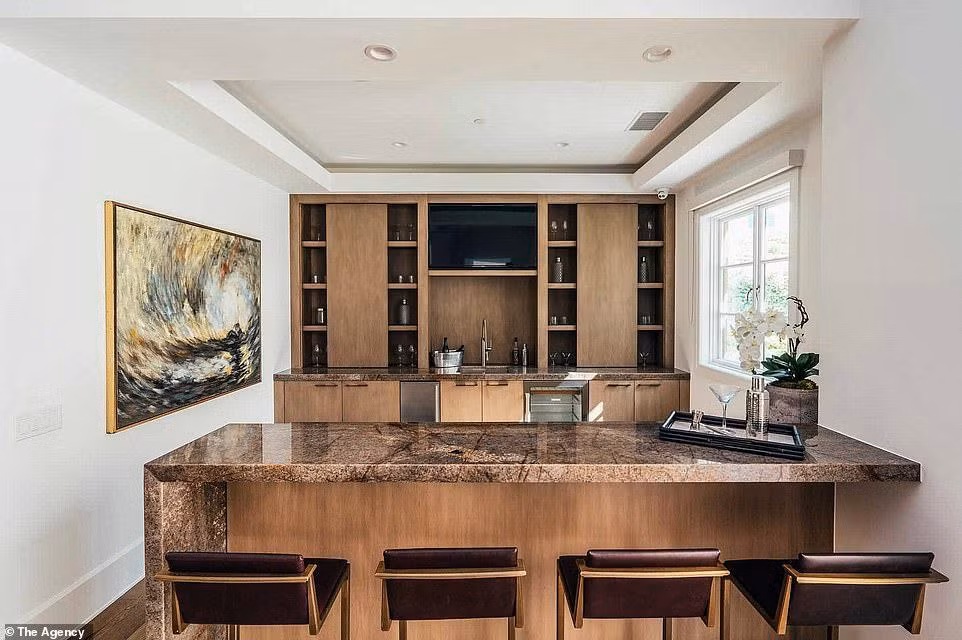 Ở tầng trên có quầy bar làm bằng gỗ và đá granit, đủ chỗ cho 4 người.