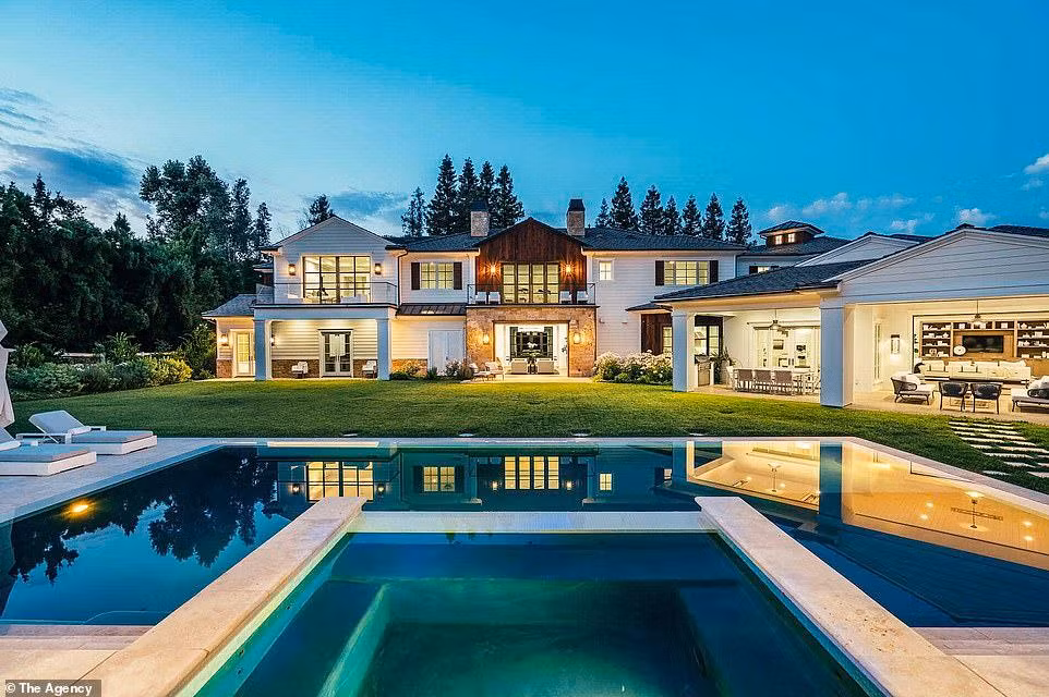 Biệt thự có 9 phòng ngủ, 11 phòng tắm, hồ bơi nước mặn kiểu resort, hầm rượu, nhà kho 8 gian, nhà khách rộng hơn 111 m2.