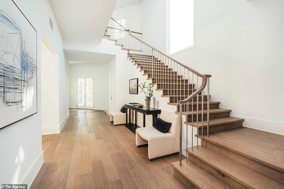 Khu vực hành lang rộng rãi, có sàn và cầu thang lát gỗ. Khu vực hành lang rộng rãi, có sàn và cầu thang lát gỗ.