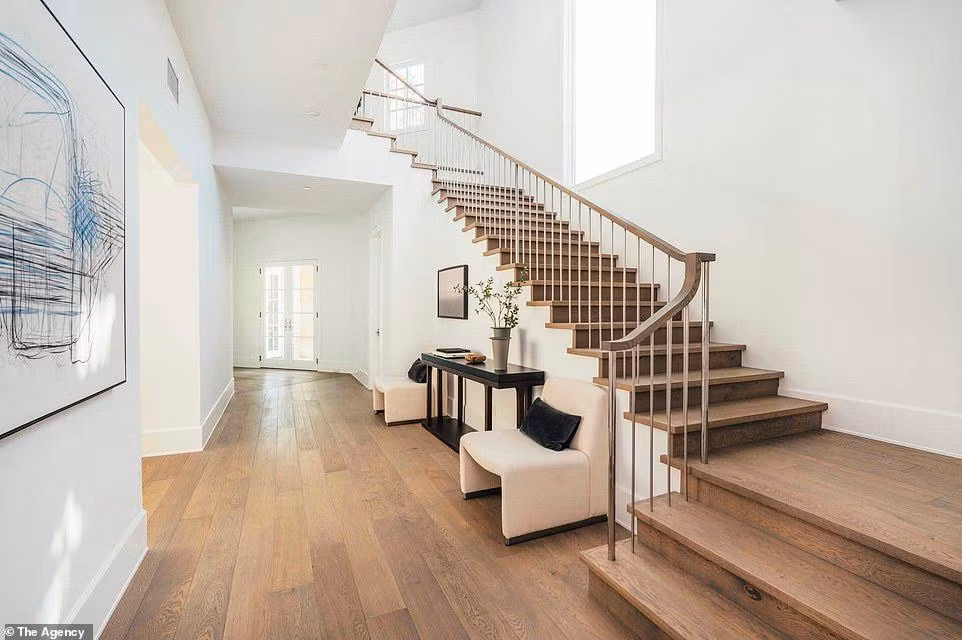 Khu vực hành lang rộng rãi, có sàn và cầu thang lát gỗ.