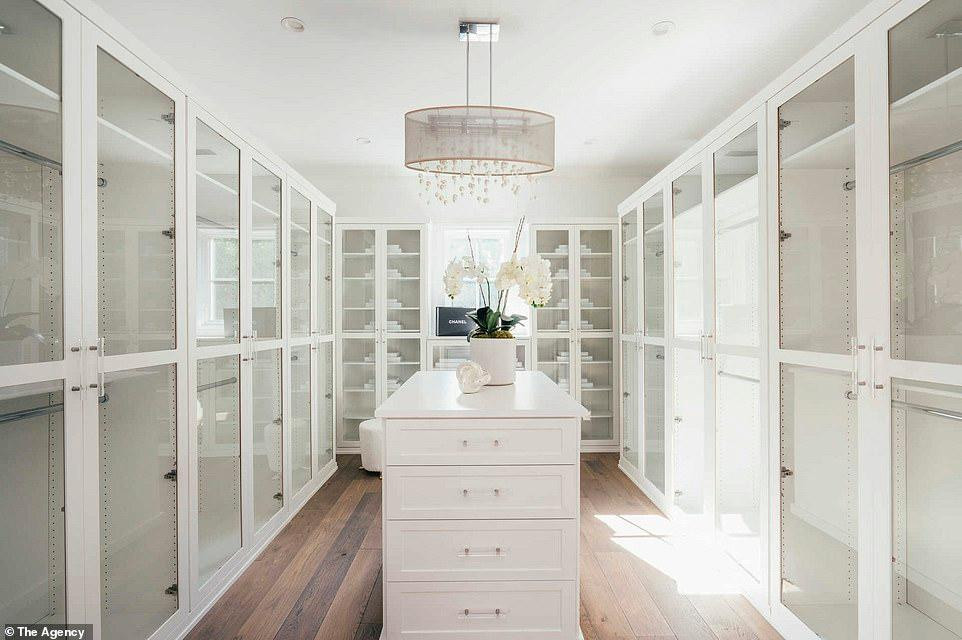 Trong mỗi phòng ngủ đều có hai khu vực để đồ cá nhân. Một là những tủ quần áo lớn màu trắng và cửa kính. Trong mỗi phòng ngủ đều có hai khu vực để đồ cá nhân. Một là những tủ quần áo lớn màu trắng và cửa kính.