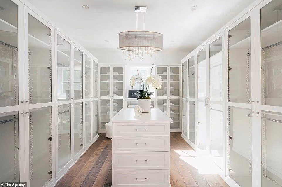 Trong mỗi phòng ngủ đều có hai khu vực để đồ cá nhân. Một là những tủ quần áo lớn màu trắng và cửa kính.