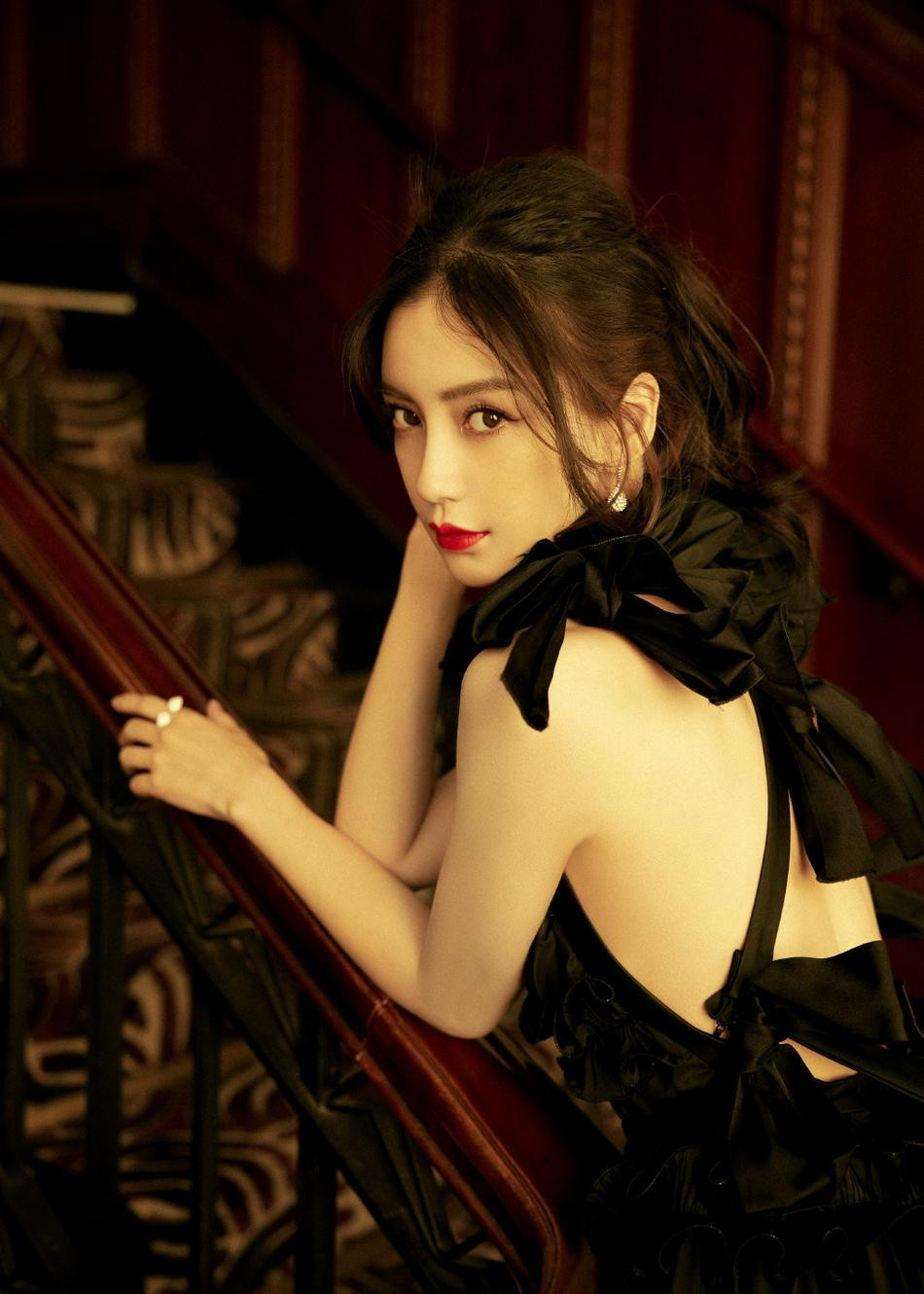 Studio Dương Dĩnh vừa tung bộ ảnh mới của Angelababy. Trong ảnh, người đẹp diện đầm đen cổ yếm bồng bềnh tạo dáng ở cầu thang.