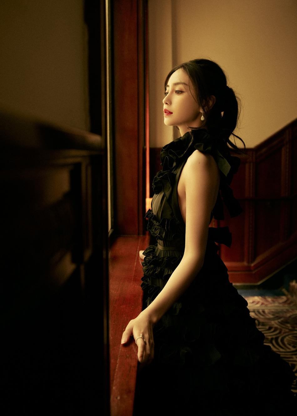 Người hâm mộ tin rằng, bộ ảnh nhằm &quot;chữa cháy&quot; cho tạo hình tóc ngắn &quot;lởm chởm&quot; vài ngày trước. Dân mạng đánh giá, ngôi sao &quot;Vân Trung Ca&quot; hợp với tóc dài và phong cách nữ tính, ngọt ngào hơn.