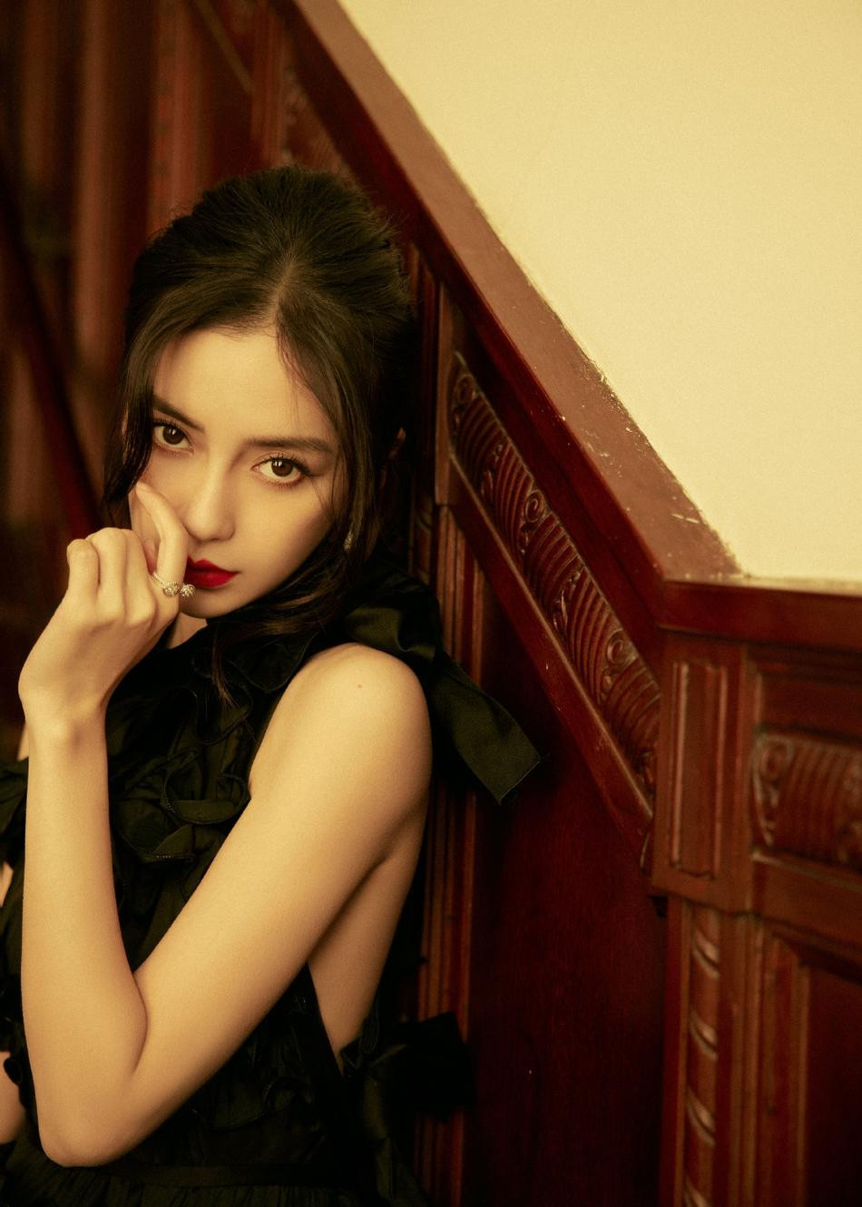 Thiết kế &quot;kín trước, hở sau&quot; giúp bà xã Huỳnh Hiểu Minh khoe trọn tấm lưng trần và phần cánh tay nuột nà, mảnh mai.