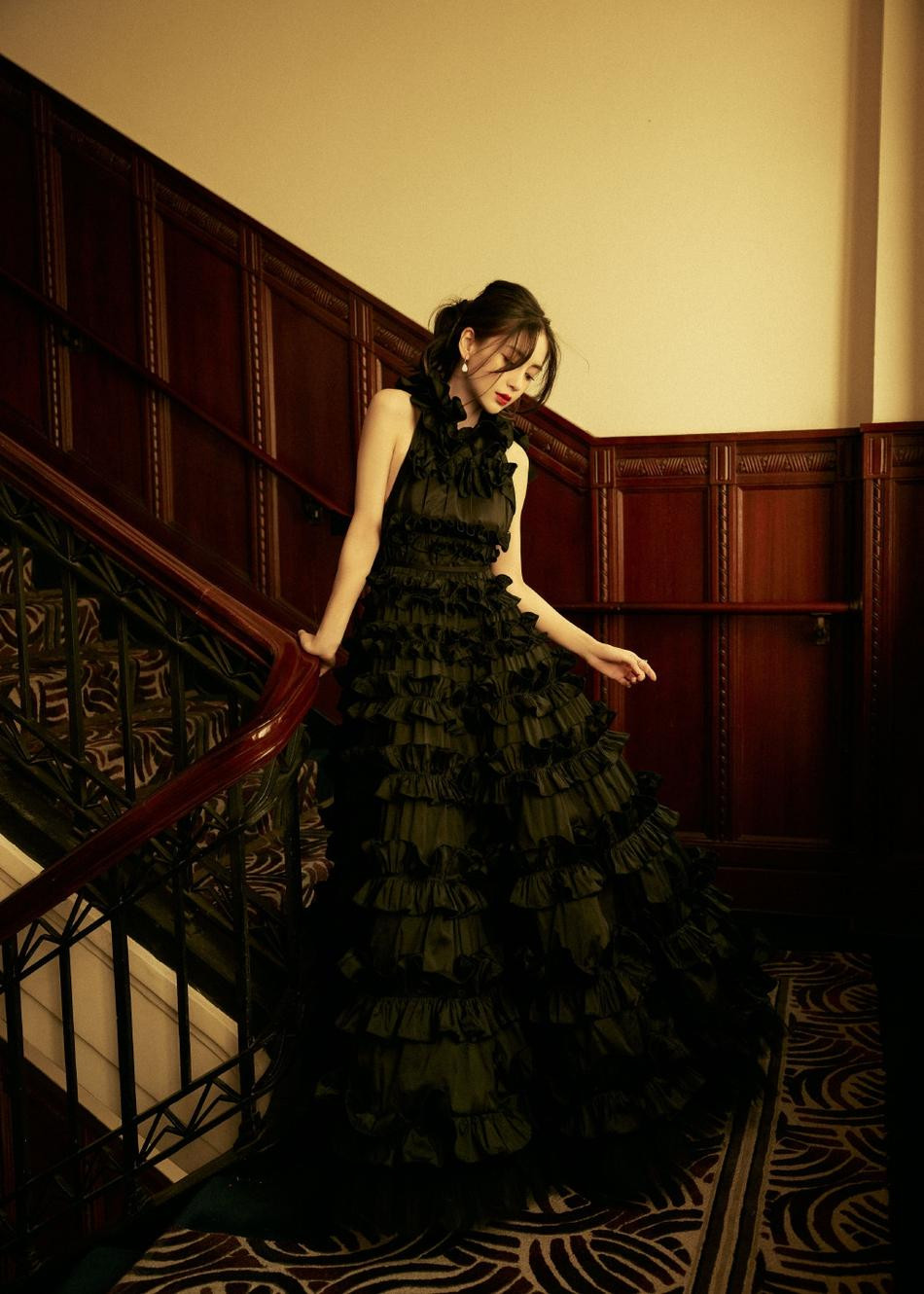 Trong chiếc váy bồng bềnh, người đẹp 8x như bước ra từ truyện cổ tích, vừa gợi cảm lại dịu dàng, sang trọng.