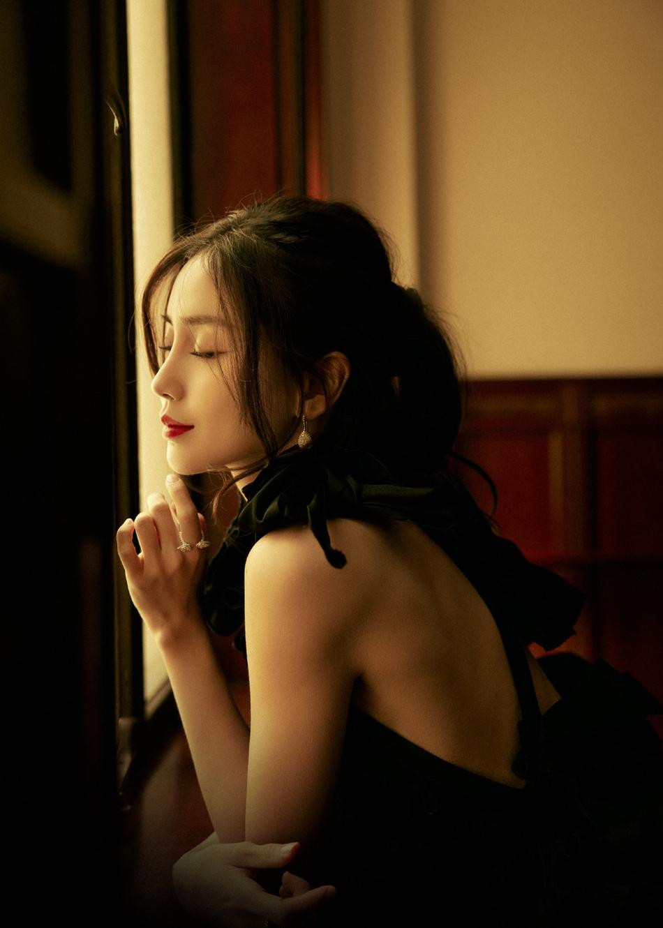 Chính diện hay góc nghiêng đều không làm khó được Angelababy. Cô khiến dân mạng trần trồ bởi chiếc mũi cao, đôi môi gợi cảm và khuôn cằm tinh tế.