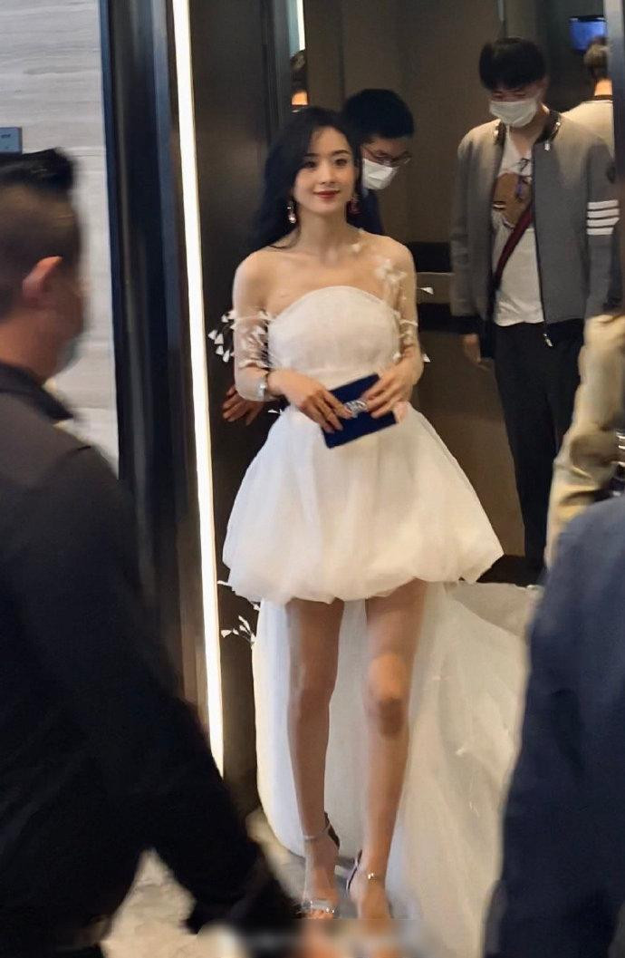 Bộ cánh cô mặc có thiết kế ngắn trước và đuôi dài phía sau, giúp nữ diễn viên 34 tuổi tôn lên đôi chân thon nuột đáng ngưỡng mộ. Có thể thấy, dù sở hữu vóc dáng nhỏ nhắn, Triệu Lệ Dĩnh vẫn rất "có da có thịt", tay chân không bị khẳng khiu như một số sao nữ Hoa ngữ khác. Bộ cánh cô mặc có thiết kế ngắn trước và đuôi dài phía sau, giúp nữ diễn viên 34 tuổi tôn lên đôi chân thon nuột đáng ngưỡng mộ. Có thể thấy, dù sở hữu vóc dáng nhỏ nhắn, Triệu Lệ Dĩnh vẫn rất "có da có thịt", tay chân không bị khẳng khiu như một số sao nữ Hoa ngữ khác.