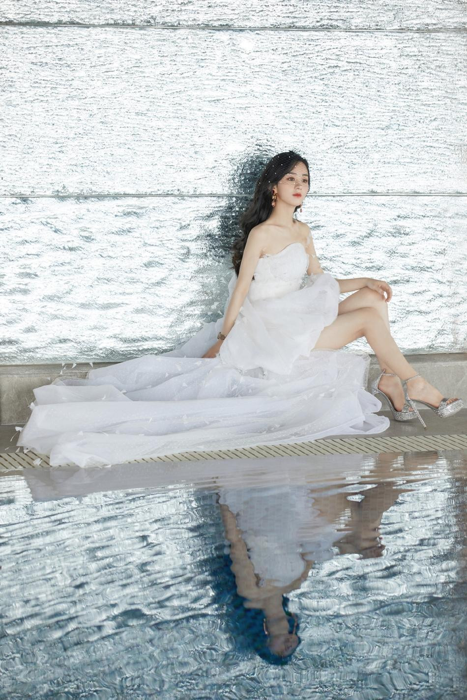 Nhiều người tin rằng, vụ ngoại tình mà vị phóng viên nhắc đến là ồn ào vào năm 2019. Thời điểm đó, một hot girl mạng xã hội khoe có quan hệ tình cảm với Phùng Thiệu Phong. Cô này tung tin nhắn với bạn tiết lộ, tài tử 7x đến tận Thành Đô tìm cô, hai người còn gọi đồ ăn về nhà. Đáng nói hơn, hot girl này khẳng định, Phùng Thiệu Phong chịu lấy Triệu Lệ Dĩnh là vì "nhà gái" mang bầu. Nhiều người tin rằng, vụ ngoại tình mà vị phóng viên nhắc đến là ồn ào vào năm 2019. Thời điểm đó, một hot girl mạng xã hội khoe có quan hệ tình cảm với Phùng Thiệu Phong. Cô này tung tin nhắn với bạn tiết lộ, tài tử 7x đến tận Thành Đô tìm cô, hai người còn gọi đồ ăn về nhà. Đáng nói hơn, hot girl này khẳng định, Phùng Thiệu Phong chịu lấy Triệu Lệ Dĩnh là vì "nhà gái" mang bầu.