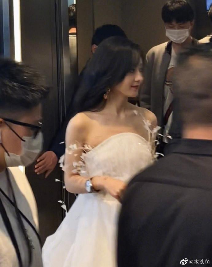 Góc nghiêng "thần thánh" khiến người nhìn phải xiêu lòng. Dù trong những bức ảnh chụp vội, bà xã Phùng Thiệu Phong vẫn rất nổi bật, không hề bị "dìm". Góc nghiêng "thần thánh" khiến người nhìn phải xiêu lòng. Dù trong những bức ảnh chụp vội, bà xã Phùng Thiệu Phong vẫn rất nổi bật, không hề bị "dìm".