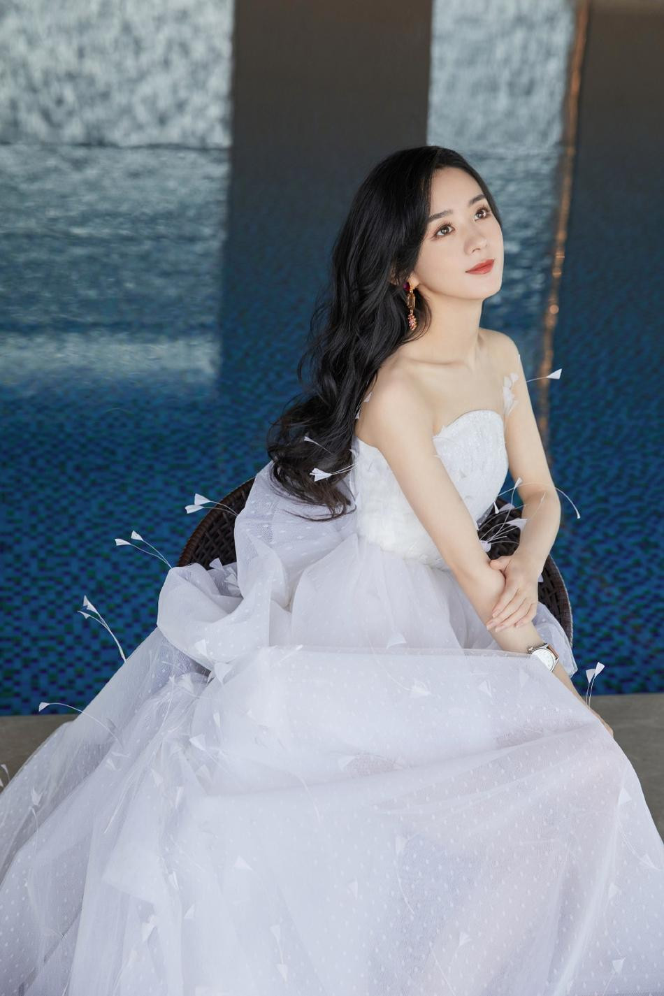 Sau sự kiện, studio của Triệu Lệ Dĩnh tung ra bộ ảnh chụp ở hậu trường. Đáng nói, hầu như không có sự chênh lệch giữa ảnh fan chụp và ảnh qua chỉnh sửa. Sau sự kiện, studio của Triệu Lệ Dĩnh tung ra bộ ảnh chụp ở hậu trường. Đáng nói, hầu như không có sự chênh lệch giữa ảnh fan chụp và ảnh qua chỉnh sửa.