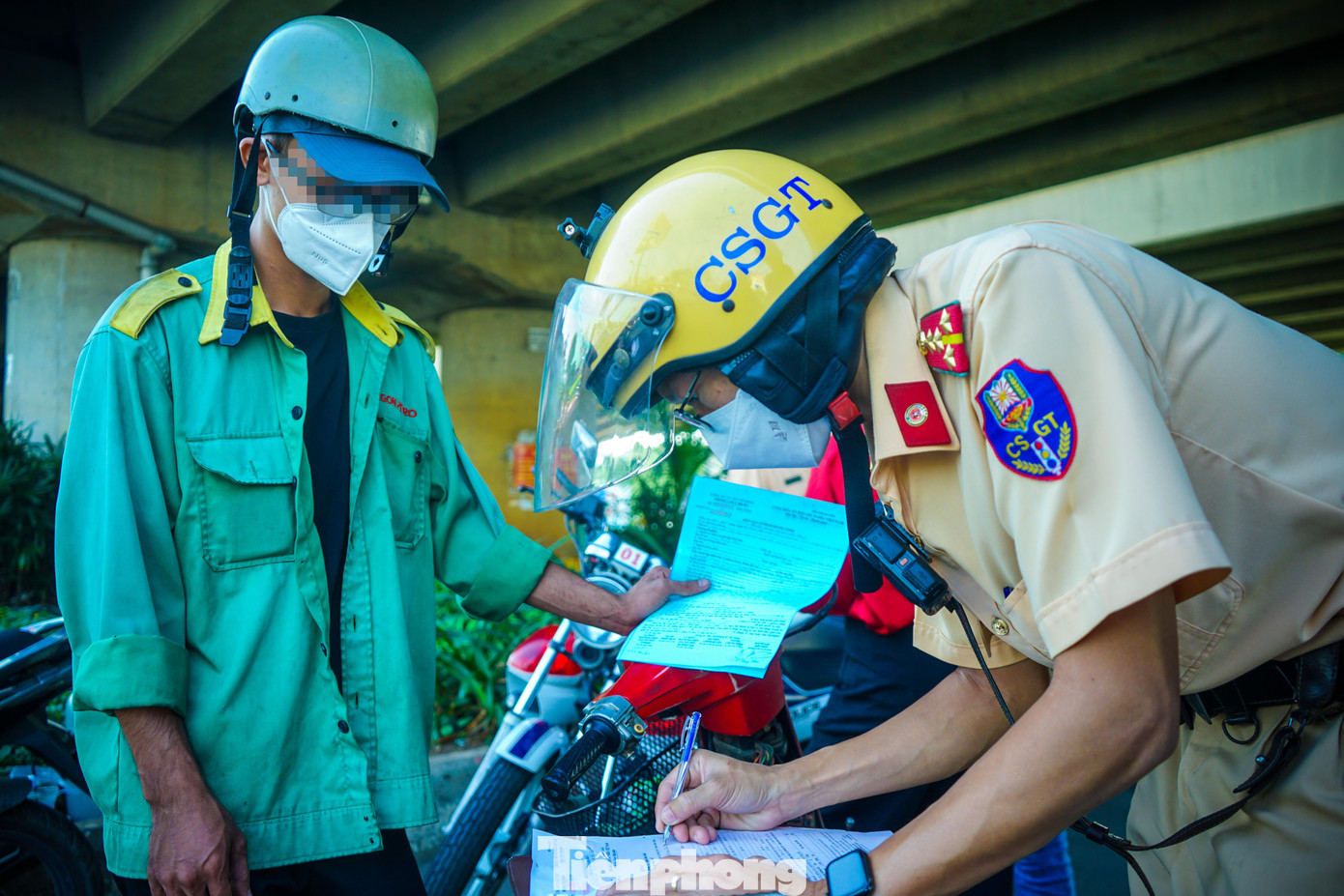 Xe anh chạy biển số mờ, không gương chiếu hậu, anh cũng không xuất trình được giấy đăng ký xe, bằng lái, bảo hiểm, giấy chứng minh nhân dân. Tại thời điểm bị tuýt còi, anh N có gọi cho chủ để nhờ mang giấy tờ xe ra giúp nhưng do xe này được mua lại khá lâu nên chủ xe cho biết không có bất cứ loại giấy tờ nào