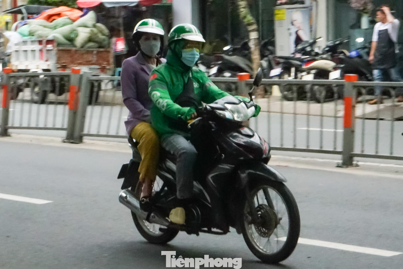 Nhiều khách hàng sẵn sàng chịu thêm phí &quot;nắng nóng&quot; để chia sẻ với lái xe nhưng mong muốn phải có tiêu chí cụ thể, rõ ràng và minh bạch từ hãng xe công nghệ