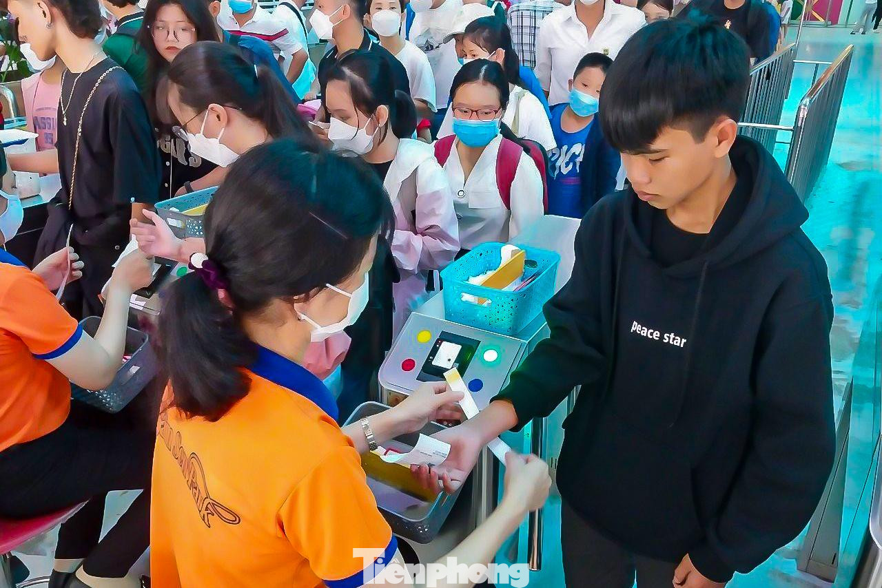 Tại các cửa kiểm soát vé, nhân viên làm việc không ngơi nghỉ. Dòng người xếp hàng để vào cổng kéo dài hàng chục mét. Nhiều bảo vệ được huy động để đảm bảo trật tự cũng như hướng dẫn du khách mua vé vào vui chơi.