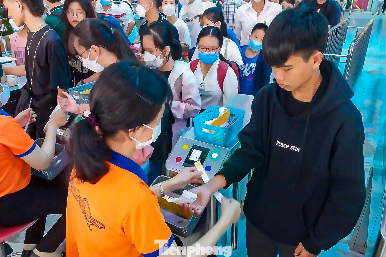 Tại các cửa kiểm soát vé, nhân viên làm việc không ngơi nghỉ. Dòng người xếp hàng để vào cổng kéo dài hàng chục mét. Nhiều bảo vệ được huy động để đảm bảo trật tự cũng như hướng dẫn du khách mua vé vào vui chơi.