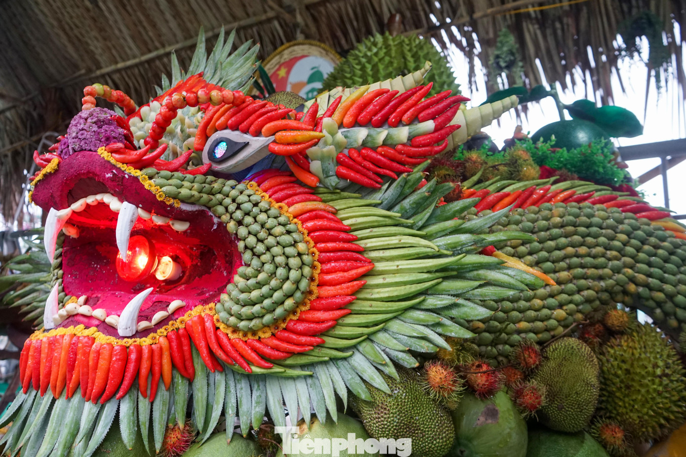 Bên cạnh đó, người dân và du khách còn có cơ hội tham quan và trải nghiệm nghệ thuật chưng mâm ngũ quả từ các nhà vườn đến từ các tỉnh Đồng bằng sông Cửu Long.