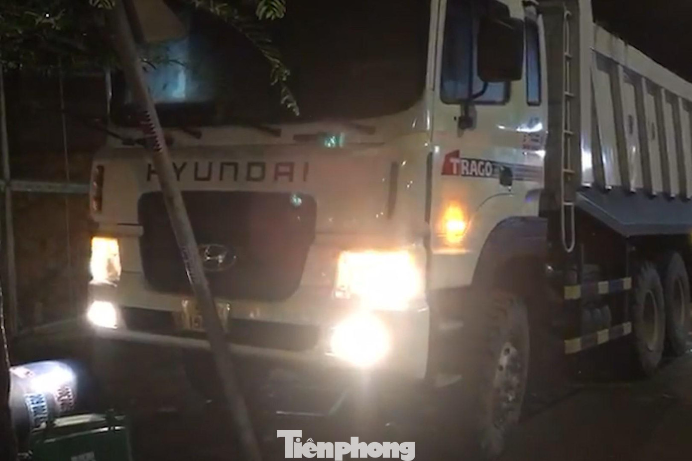 Xe ben tông ngã biển báo giao thông sau khi va chạm với xe máy