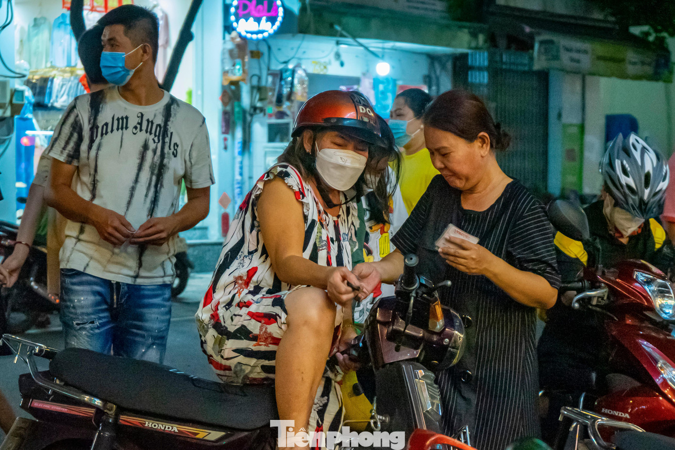 Tuy các bãi giữ xe đều rơi vào tình trạng quá tải, thế nhưng vẫn không xảy ra tình trạng “chặt chém" giá gửi xe như mọi năm. Hầu hết các bãi giữ xe đều có giá dao động từ 10.000 đồng đến 20.000 đồng/xe.