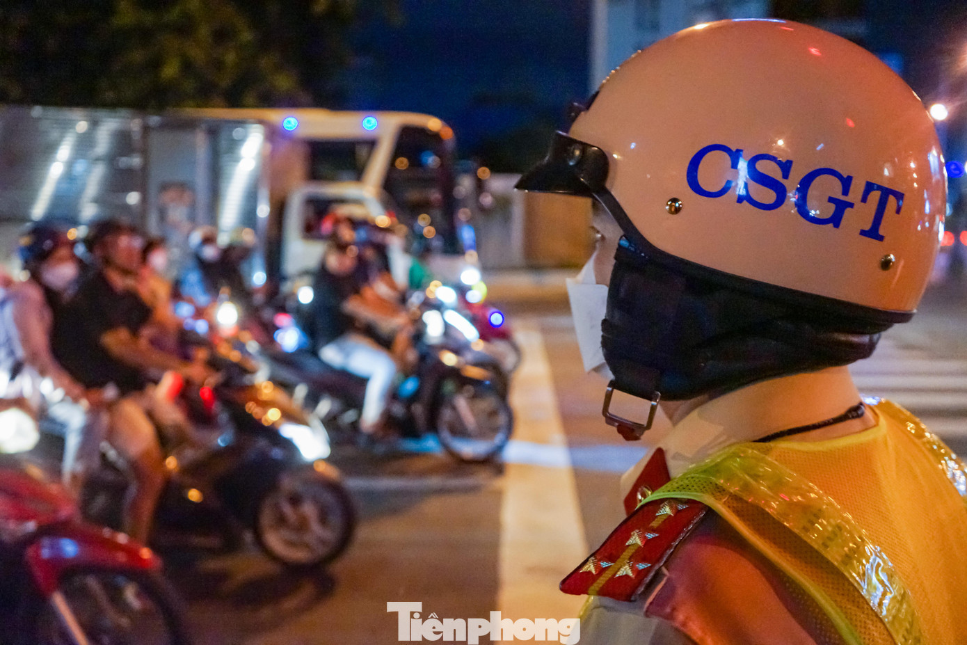 Tối 3/9 - ngày thứ ba của kỳ nghỉ lễ Quốc Khánh, Đội CSGT Bàn Cờ (thuộc phòng CSGT đường bộ và đường sắt Công an TPHCM) tổ chức thực hiện chuyên đề xử lý người tham gia giao thông có sử dụng rượu bia trên địa bàn. Tối 3/9 - ngày thứ ba của kỳ nghỉ lễ Quốc Khánh, Đội CSGT Bàn Cờ (thuộc phòng CSGT đường bộ và đường sắt Công an TPHCM) tổ chức thực hiện chuyên đề xử lý người tham gia giao thông có sử dụng rượu bia trên địa bàn.