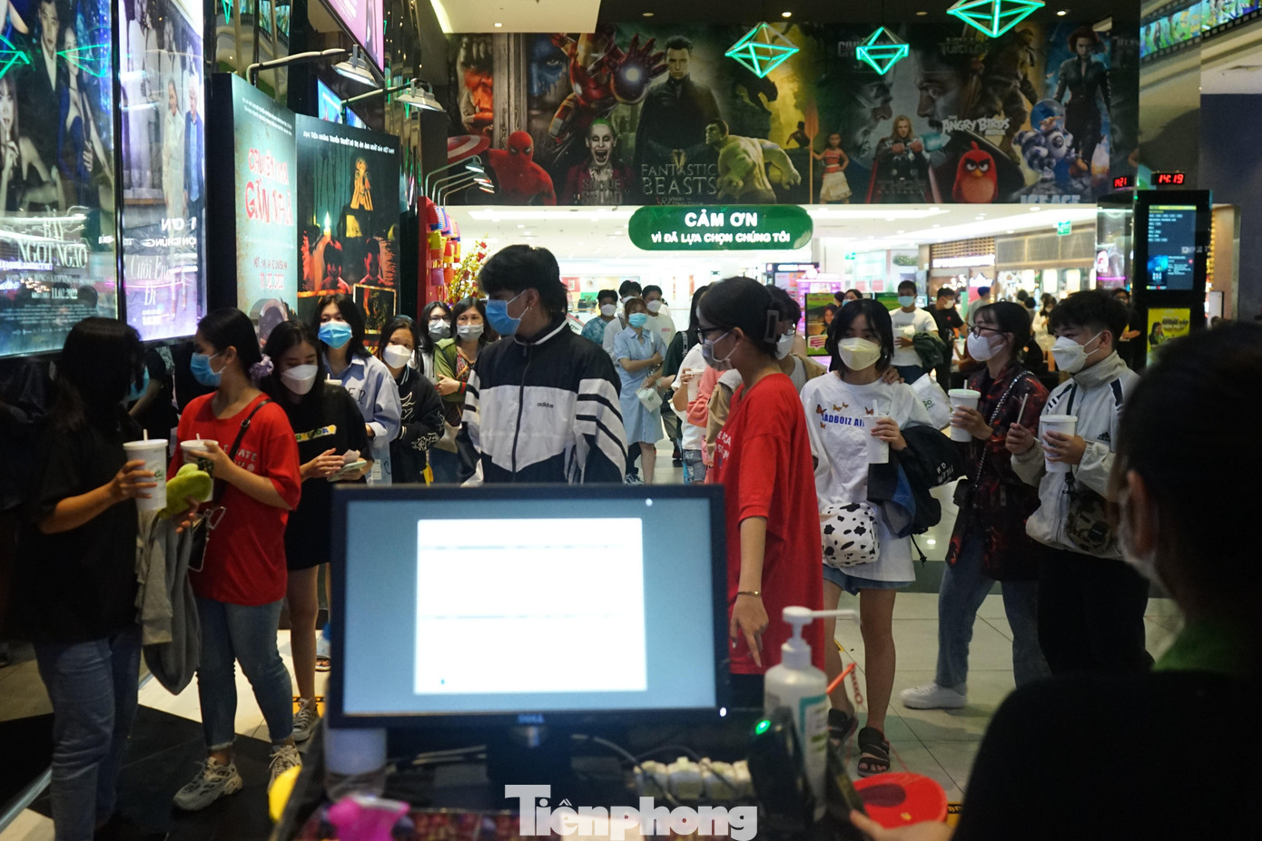 Mặc dù mới là những suất chiếu sớm, diễn ra vào buổi sáng, số lượng khách đặt vé xem phim online qua các ứng dụng trên điện thoại hoặc đến mua vé trực tiếp tại các rạp phim liên tục tăng