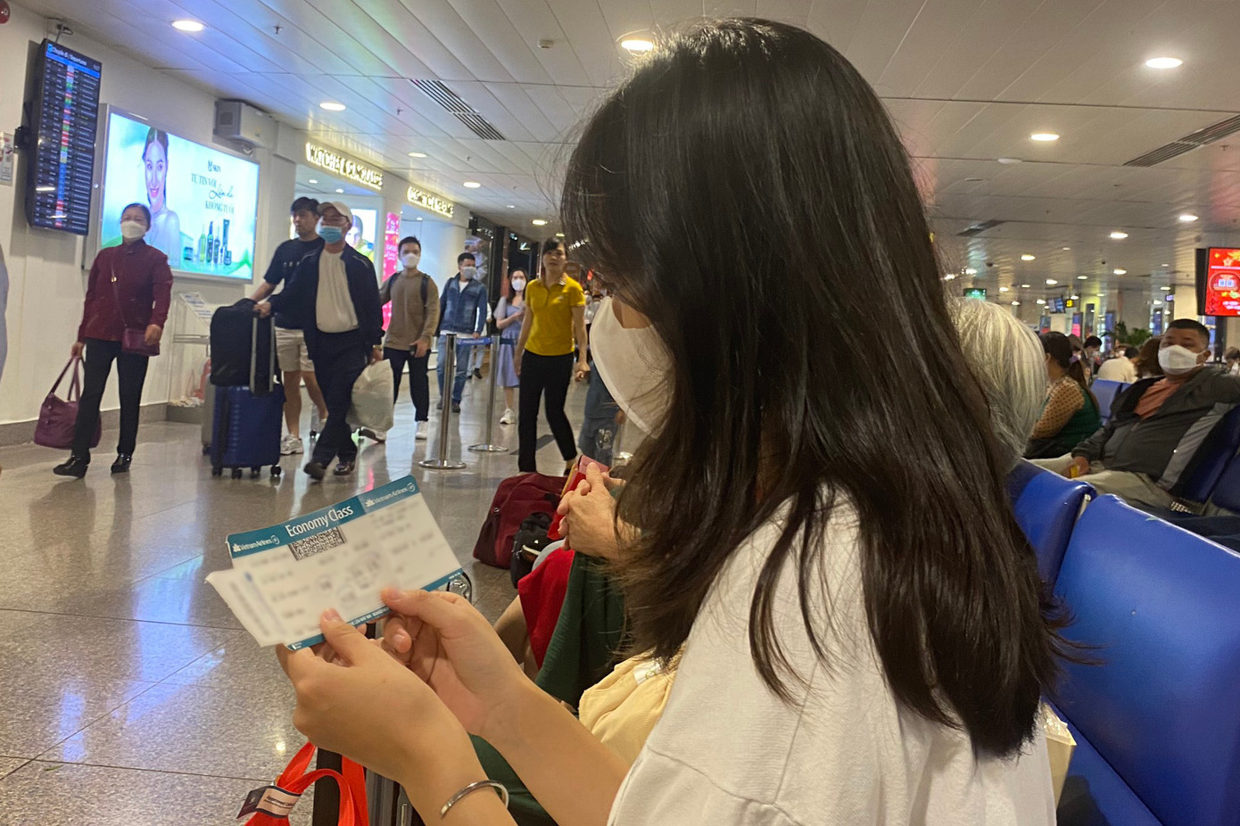 “Làm thủ tục xong, tôi phải mất hơn 15 phút mới có thể tìm được chỗ ngồi bên trong khu vực phòng chờ vì lượng người tại sân bay rất đông", chị Kim Cúc (ngụ quận Tân Bình) chia sẻ.