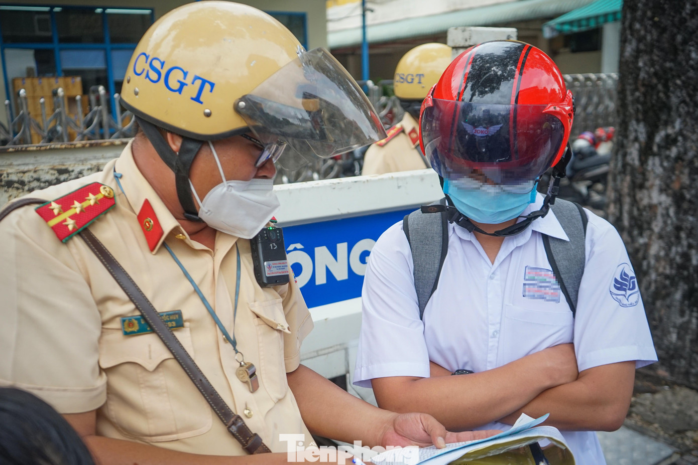 CSGT tiến hành lập biên bản đối với lỗi vi phạm của em P. CSGT tiến hành lập biên bản đối với lỗi vi phạm của em P.