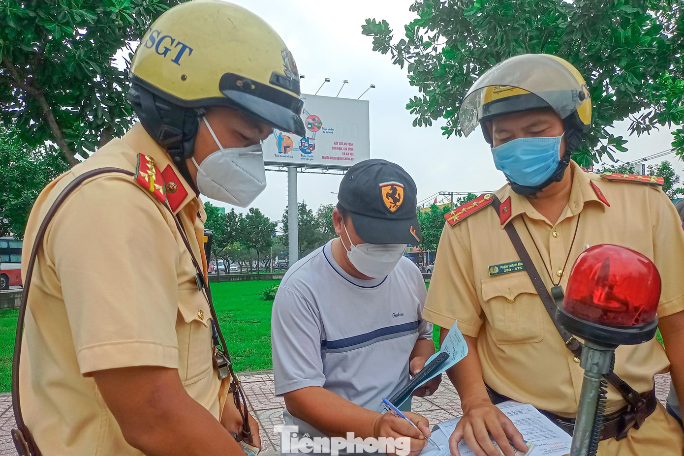 Người vi phạm chấp hành ký biên bản vi phạm Người vi phạm chấp hành ký biên bản vi phạm