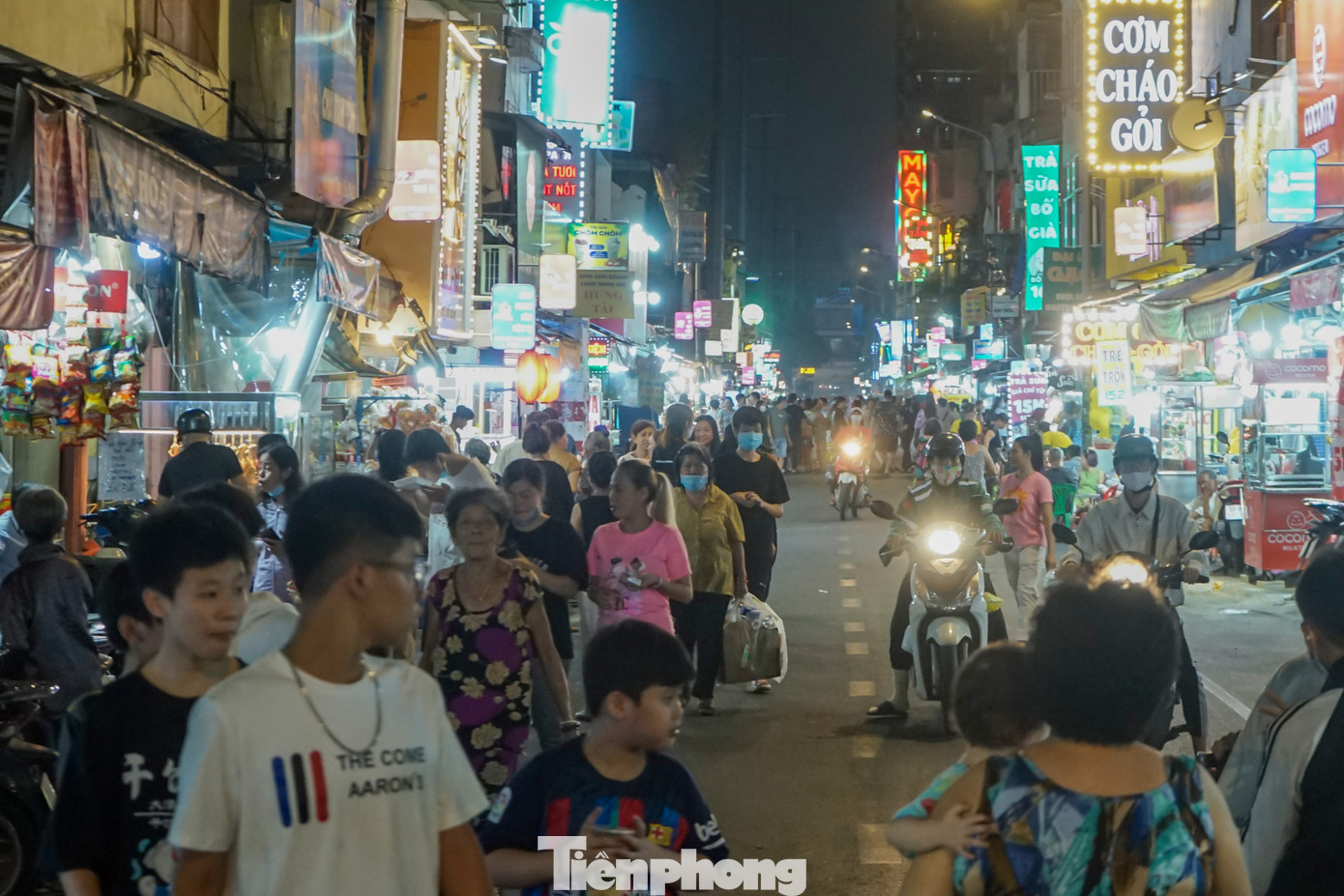 Ghi nhận của Tiền Phong bên trong khu vực Phố ẩm thực Nguyễn Thượng Hiền vào lúc 19h30 tối 21/12 có rất đông du khách đến tham quan, ăn uống.