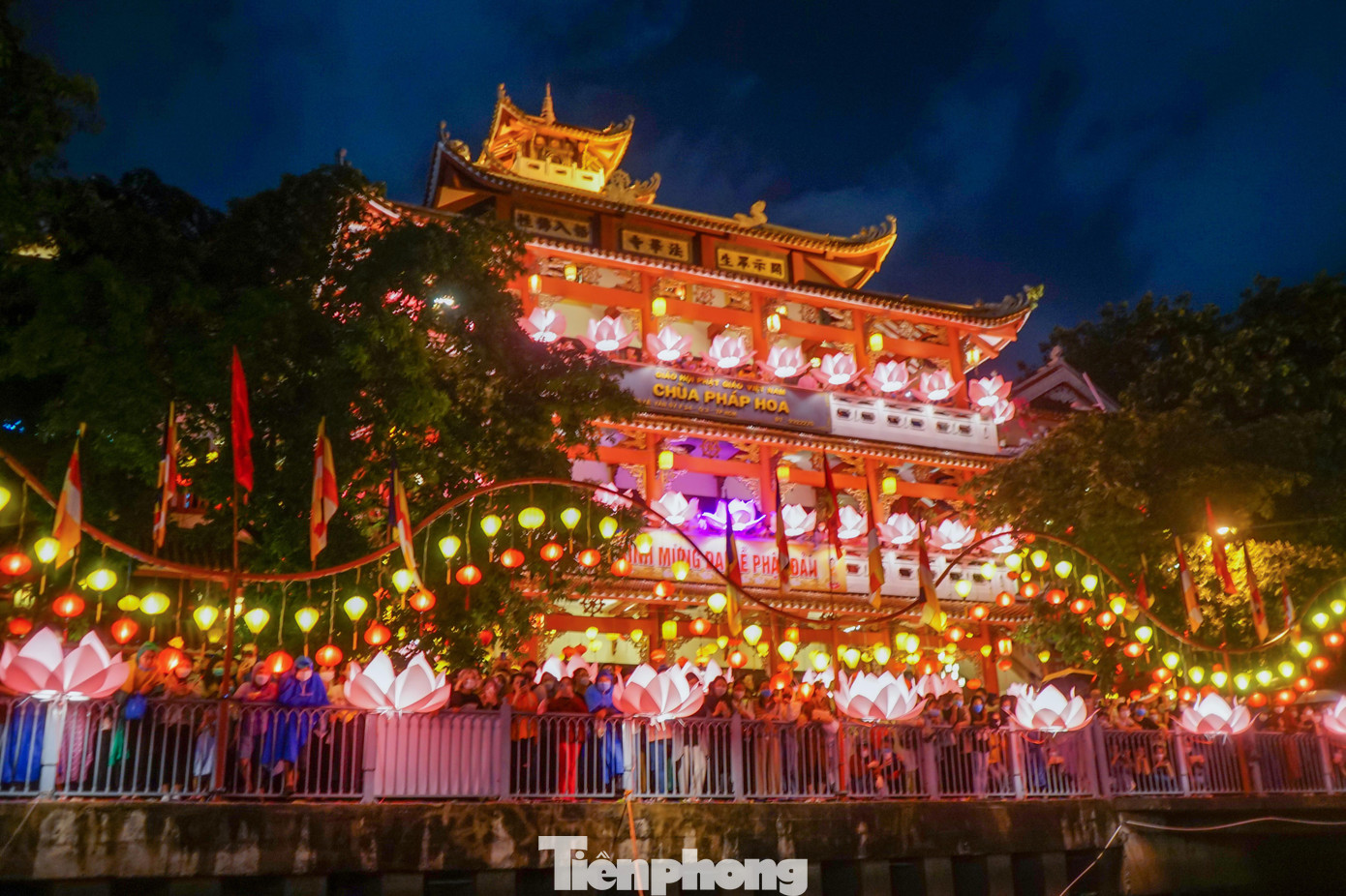Tối ngày 12/5 tại chùa Pháp Hoa trên đường Trường Sa (quận 3) đã diễn ra lễ hội thả đèn hoa đăng mừng đại lễ Phật đản, thu hút rất đông người tham gia.