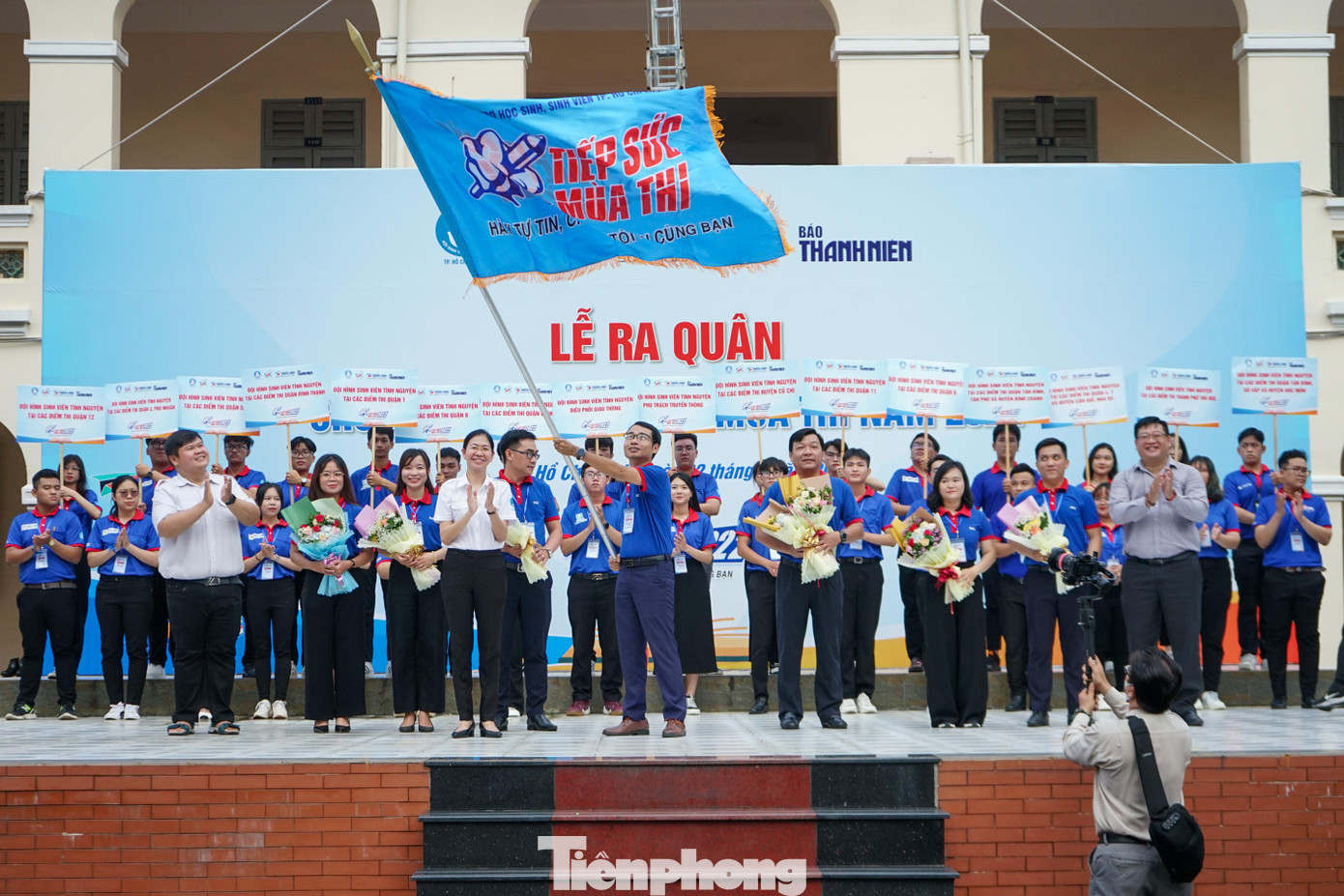 Lãnh đạo Thành đoàn TPHCM trao cờ ra quân cho ban chỉ huy chương trình "Tiếp sức mùa thi 2022" Lãnh đạo Thành đoàn TPHCM trao cờ ra quân cho ban chỉ huy chương trình "Tiếp sức mùa thi 2022"