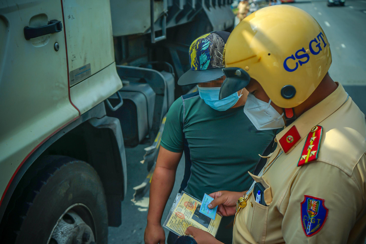 Một tài xế xe ben không chuyển biển số trắng sang biển số vàng bị lực lượng CSGT lập biên bản do không có đầy đủ giấy tờ