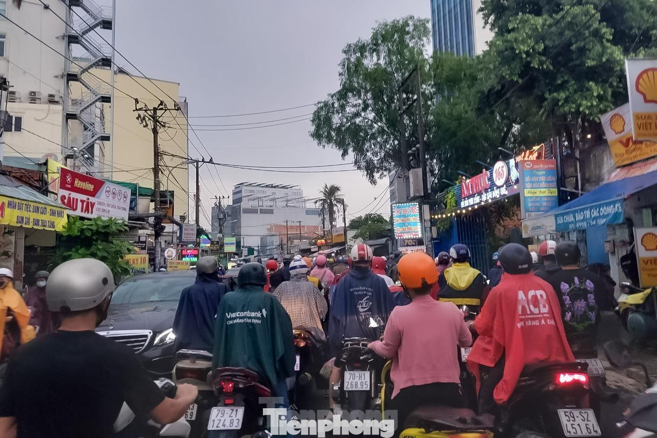 Nhiều phương tiện vẫn nối đuôi nhau tại đường Ung Văn Khiêm (quận Bình Thạnh) Nhiều phương tiện vẫn nối đuôi nhau tại đường Ung Văn Khiêm (quận Bình Thạnh)