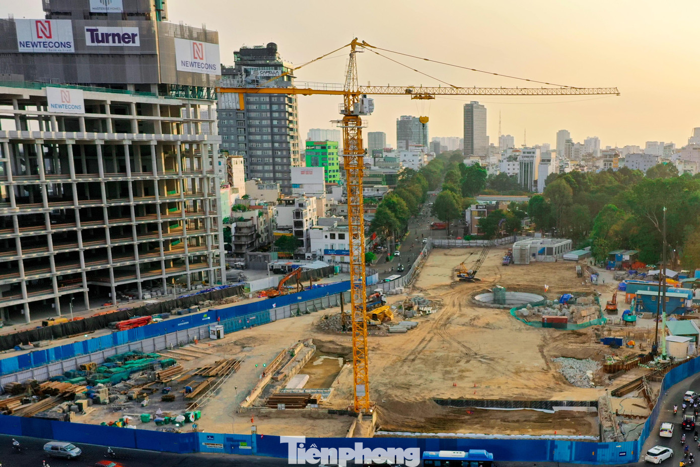 Tại nhà ga Bến Thành đến ga Nhà hát Thành phố đã hoàn tất xây dựng thô, các nhà thầu đang gấp rút thi công các hạng mục hoàn thiện nhà ga (cơ điện và kiến trúc).