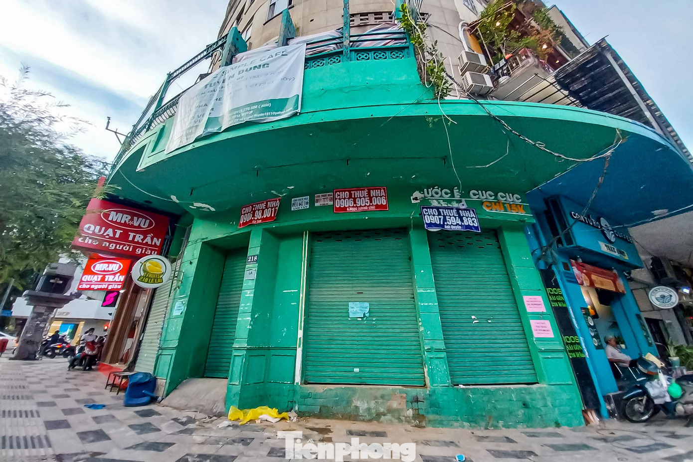 Dọc theo đường Lê Văn Sỹ, Hai Bà Trưng, Đồng Khởi, Tôn Thất Tùng, Pasteur, Hàm Nghi…. nhiều mặt bằng đẹp, nằm ở vị trí đắc địa ngay góc ngã tư nhưng vẫn đang treo biển cho thuê.