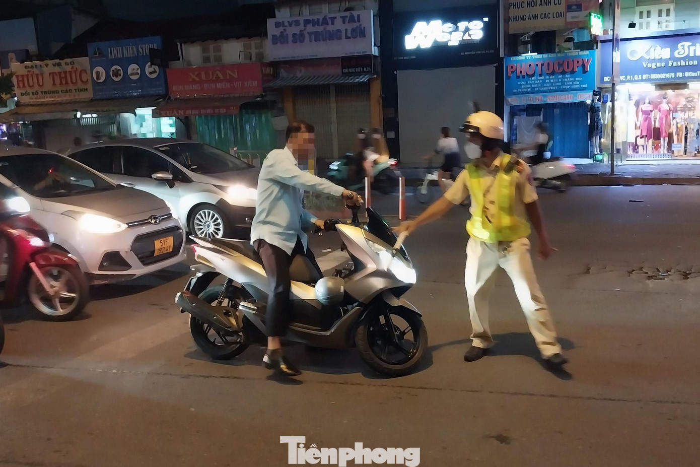 Vào lúc 20h40 khi tổ chuyên đề vừa lập chốt xong thì phát hiện anh N.V.A (ngụ quê Vĩnh Long) chạy xe máy lưu thông từ cầu Nguyễn Văn Cừ về quận 5 có dấu hiệu sử dụng rượu bia và không đội mũ bảo hiểm nên đã tiến hành dừng phương tiện để kiểm tra nồng độ cồn. Vào lúc 20h40 khi tổ chuyên đề vừa lập chốt xong thì phát hiện anh N.V.A (ngụ quê Vĩnh Long) chạy xe máy lưu thông từ cầu Nguyễn Văn Cừ về quận 5 có dấu hiệu sử dụng rượu bia và không đội mũ bảo hiểm nên đã tiến hành dừng phương tiện để kiểm tra nồng độ cồn.