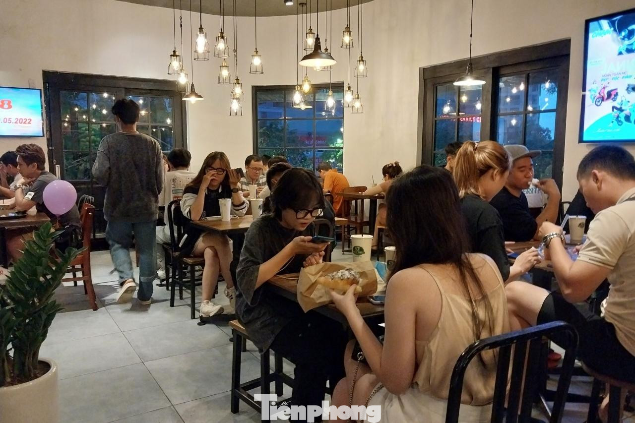 Một số cửa hàng có góc ngắm pháo hoa từ trên cao được nhiều người lựa chọn từ sớm.