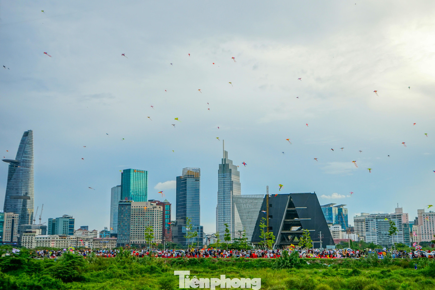 Đặc biệt kể từ khi cầu Thủ Thiêm 2 thông xe, vào những ngày cuối tuần, đây còn là nơi thu hút hàng nghìn lượt người lựa chọn làm chỗ vui chơi thả diều.