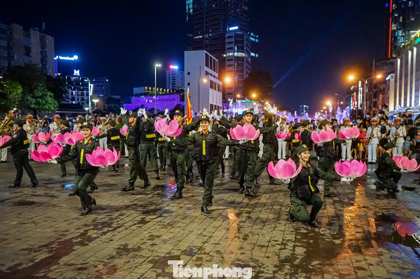 Đây là chương trình nghệ thuật đặc sắc, được đầu tư kỹ lưỡng về nội dung và hình thức nhằm mang đến cho người dân thành phố những tiết mục ấn tượng. Đan xen với các tiết mục biểu diễn của Đoàn quân nhạc còn có các tiết mục của các nghệ sĩ múa.