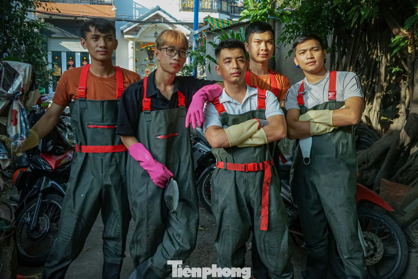 Nhóm Sài Gòn Xanh được thành lập hơn 3 tháng, ban đầu chỉ có 2 thành viên, sau đó kết nạp thêm 3 bạn trẻ để nỗ lực “thay áo” mới cho các kênh rạch ô nhiễm ở TPHCM.