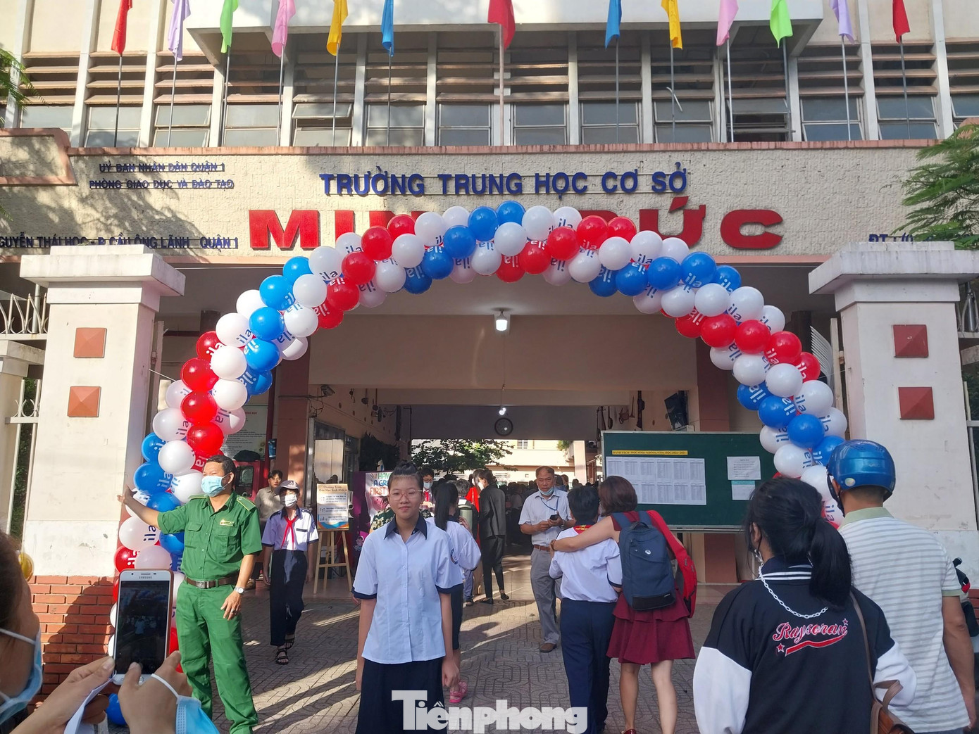 Tại điểm trường THCS Minh Đức (quận 1), ngay từ sáng sớm trước cổng đã rất đông phụ huynh đưa học sinh tới trường...