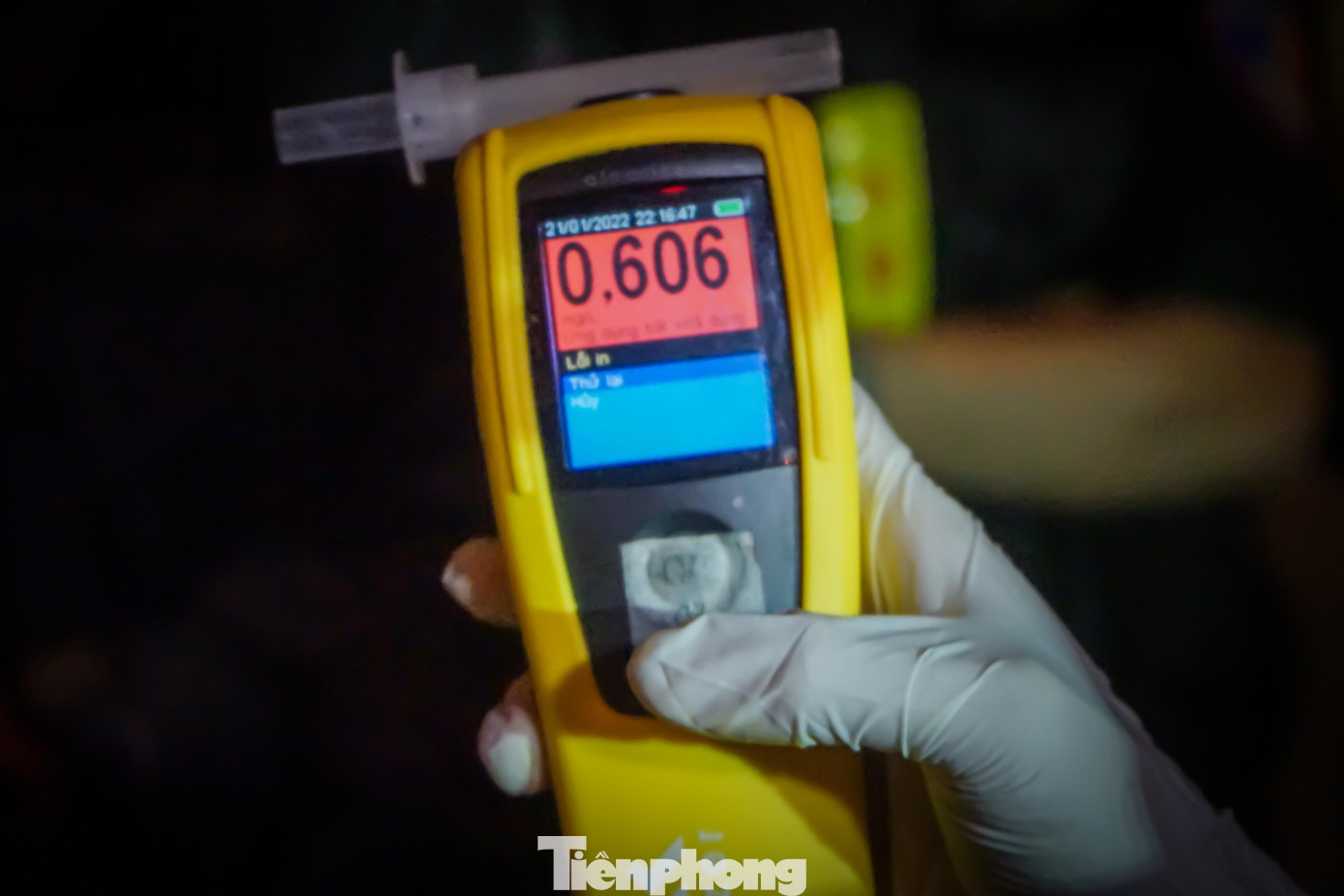 Kết quả kiểm tra qua máy đo, anh H có sử dụng rượu bia và có mức vi phạm nồng độ cồn là 0,606 mg/L khí thở. Đây là mức vi phạm nồng độ cồn cao nhất trong buổi kiểm tra.